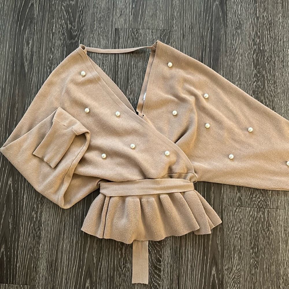Dusty pink sweater. Super fitting and low cut with pearls decal.